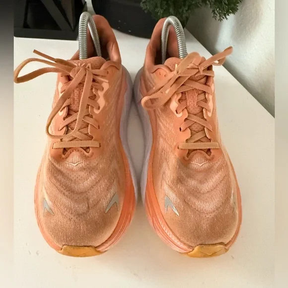 Hoka Arahi 6 Women's Coral and White Athletic Shoes - Picture 3 of 7